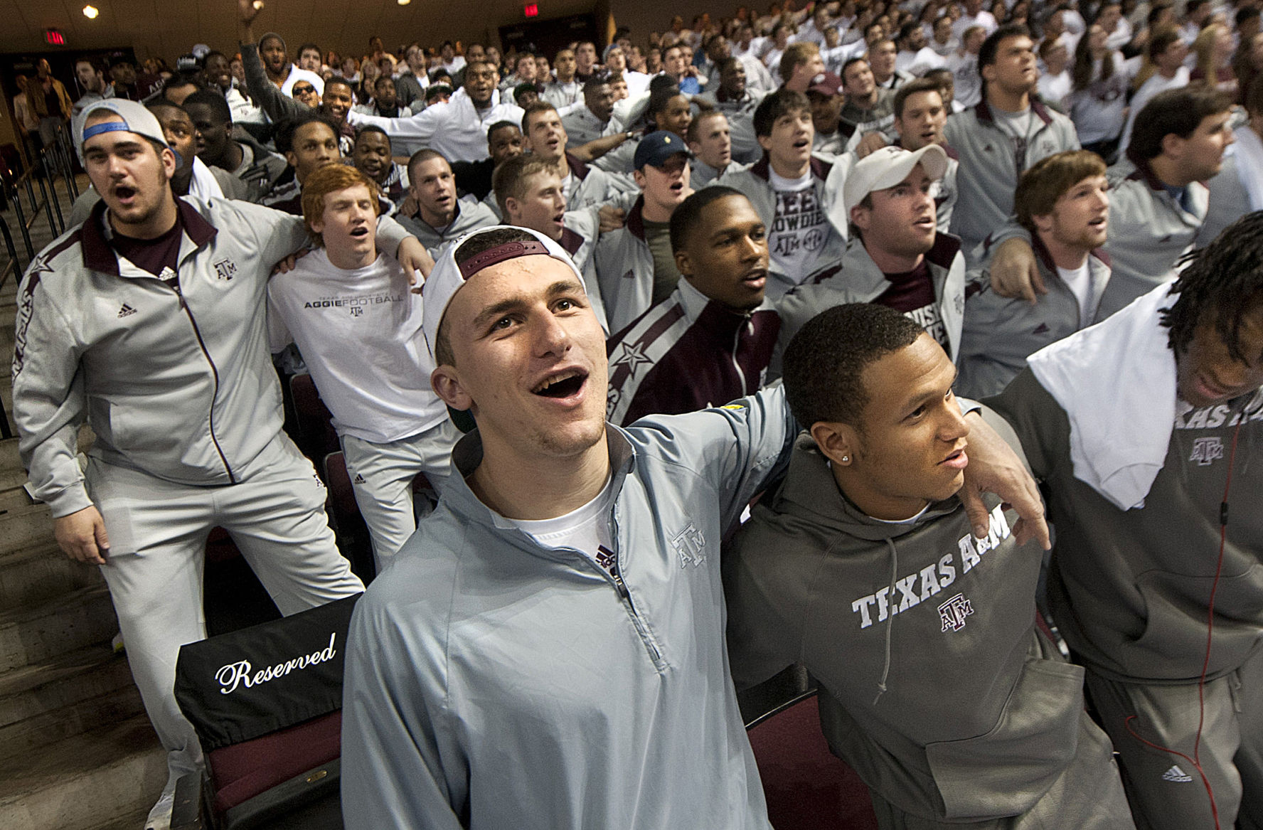 Aggie basketball team shares court with Johnny Manziel, teammates